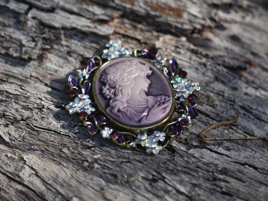 Vintage Style Beauty Brooch Violet